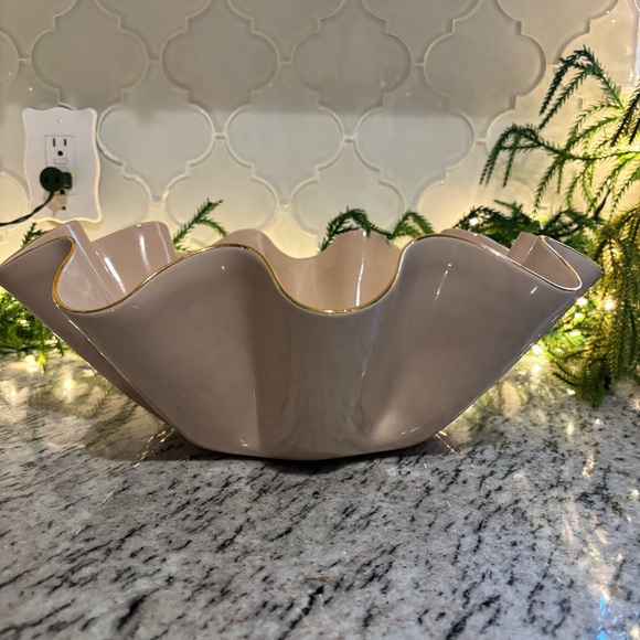 Susan Gordon Pottery Wavy Heritage Bowl in Blush - Picture 3 of 7